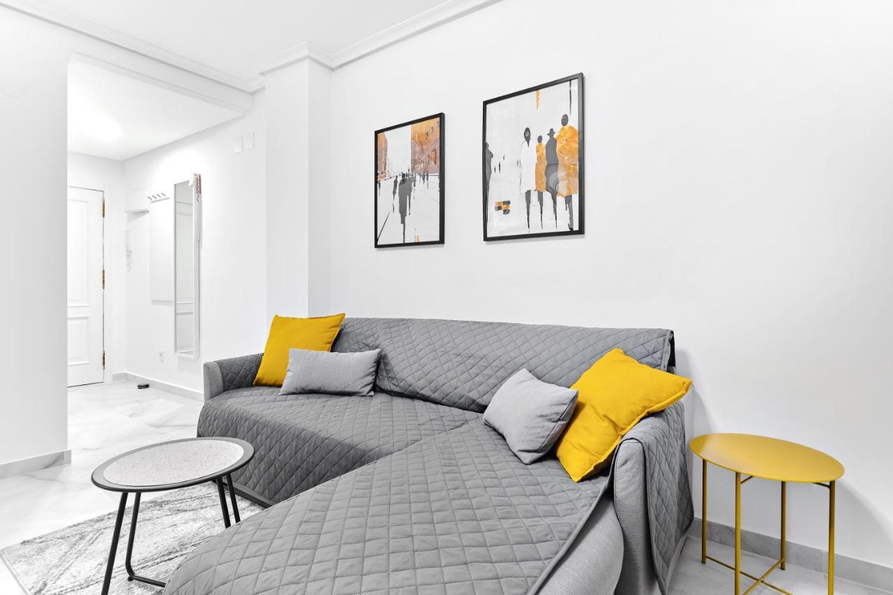 Lovely Sunny Apartment With Shared Pool And Private Parking Torrevieja Esterno foto