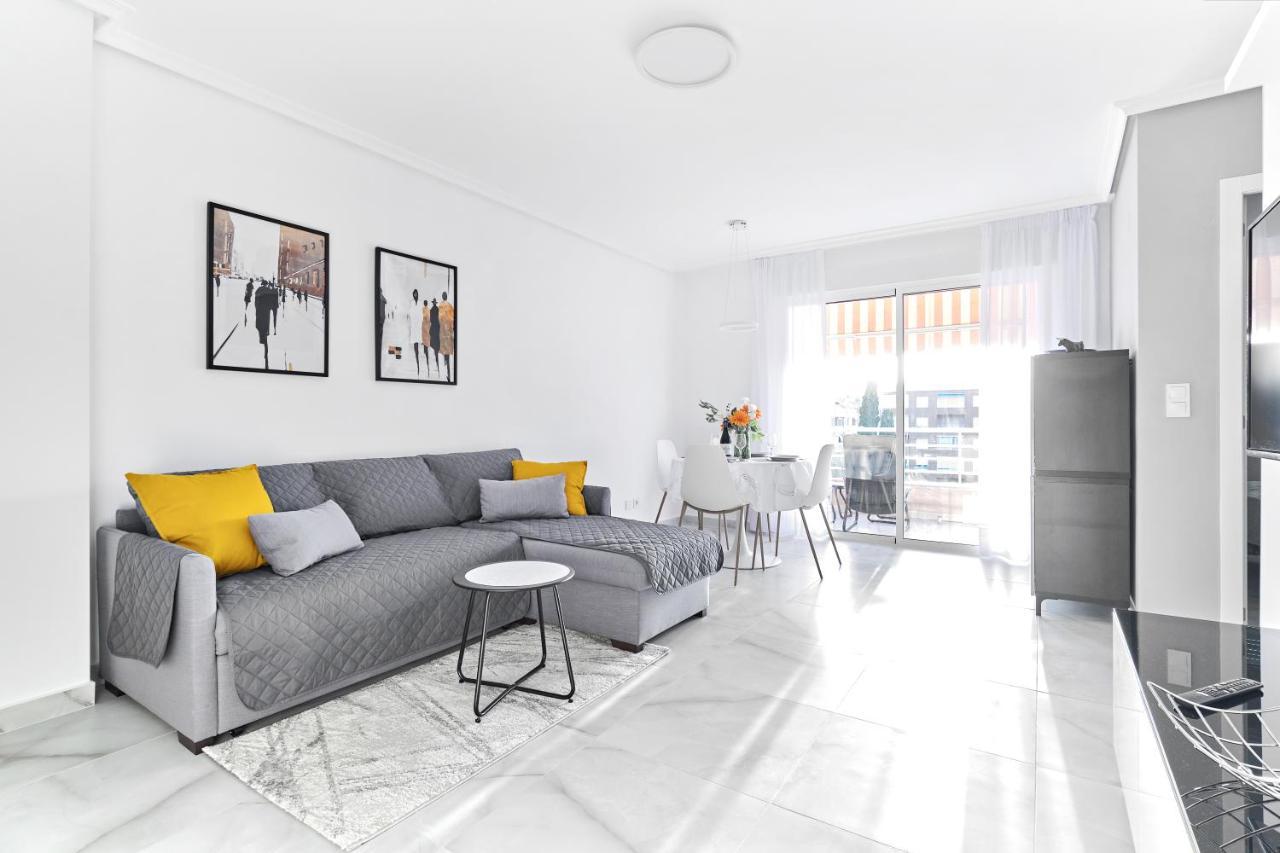 Lovely Sunny Apartment With Shared Pool And Private Parking Torrevieja Esterno foto
