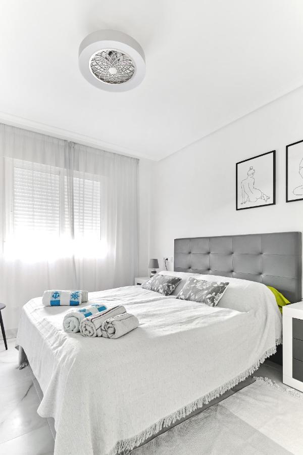 Lovely Sunny Apartment With Shared Pool And Private Parking Torrevieja Esterno foto
