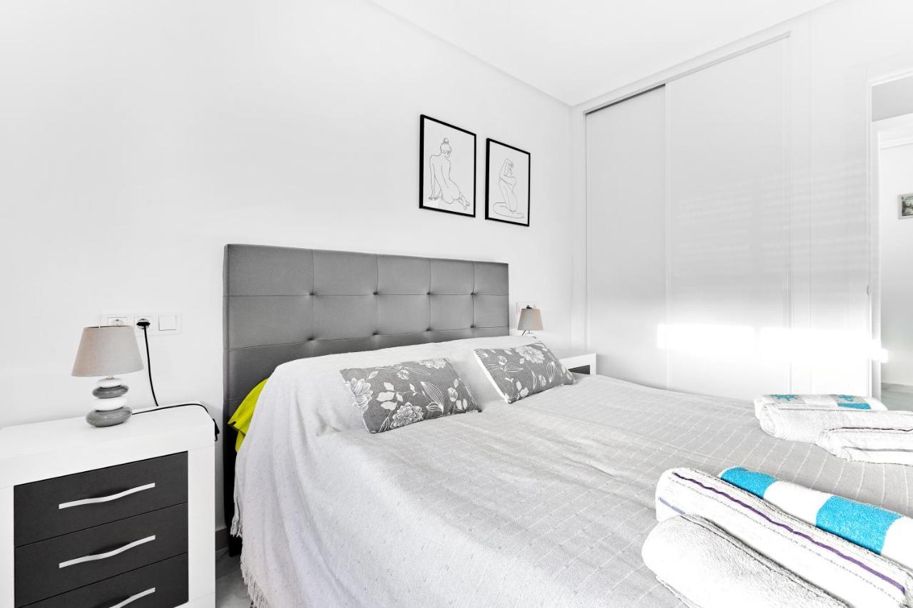Lovely Sunny Apartment With Shared Pool And Private Parking Torrevieja Esterno foto